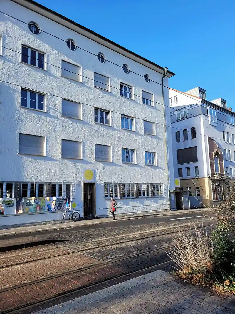 Außenansicht der Liebscher & Bracht Praxis in Würzburg